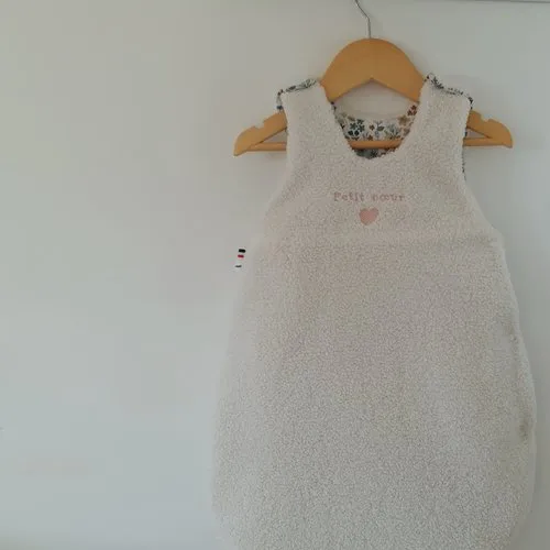Gigoteuse 0-6 mois bébé artisanale française en moumoute oeko tex avec sa broderie " petit cœur ️ "