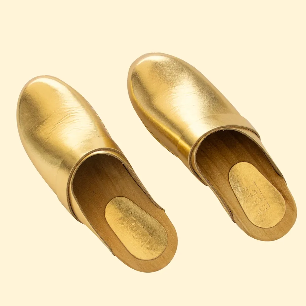Golden leather closed-toe Hoof Sabot Chloe with 5.5cm wooden heel height.